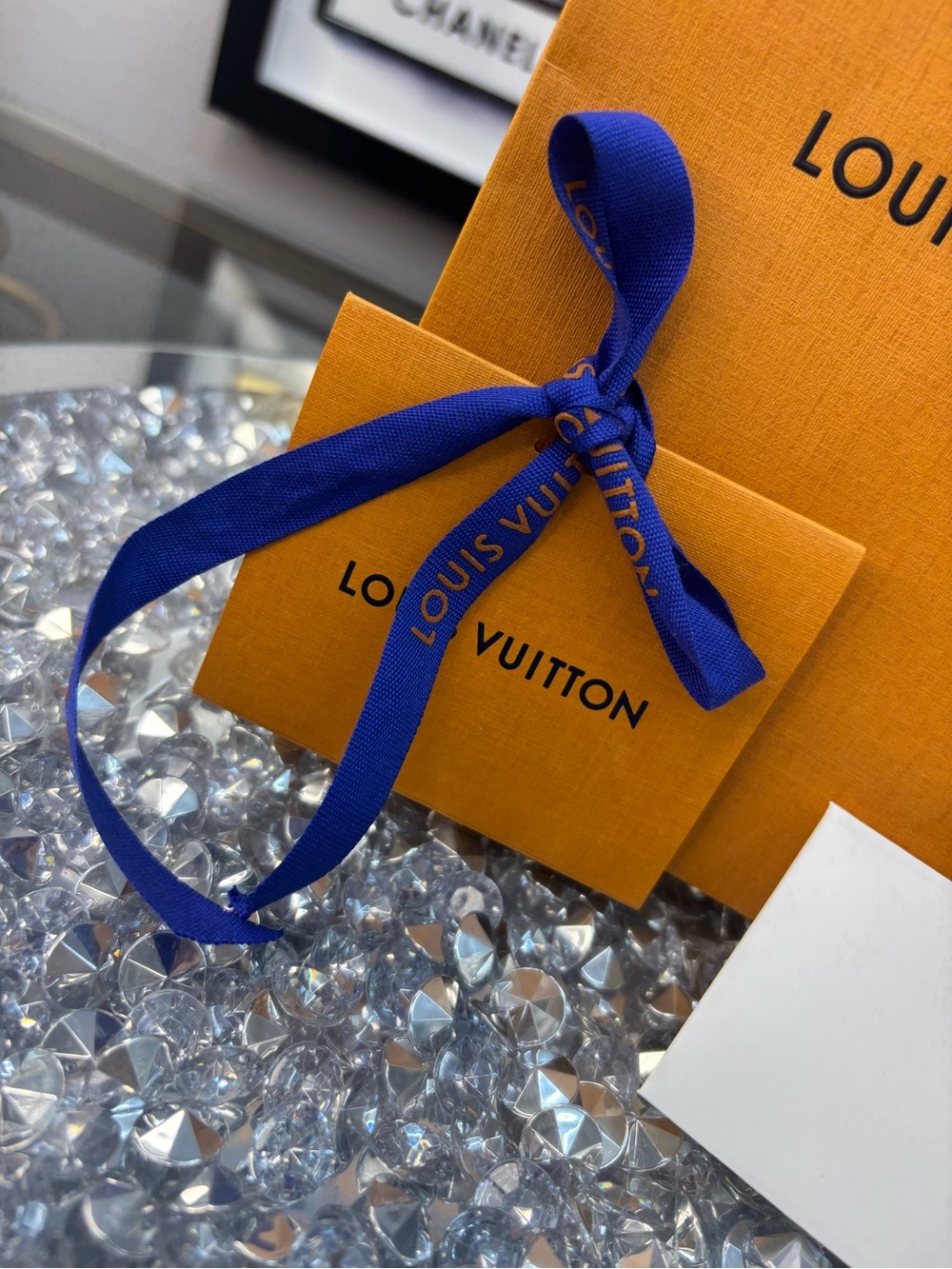 Louis Vuitton orange paper shopping bag paired with a matching envelope - Picture 4 of 9